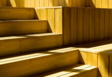 Schody drewniane do domu – jakie rozwiązanie wybrać i na co zwrócić uwagę?