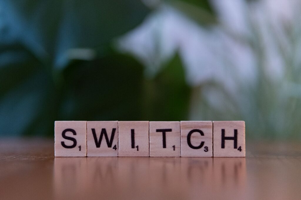 Drewniane płytki układające się w napis Switch